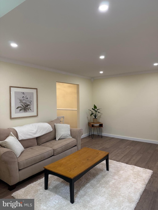 living area with dark wood-style floors, recessed lighting, crown molding, and baseboards