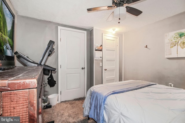 bedroom featuring a textured ceiling, carpet floors, and a ceiling fan