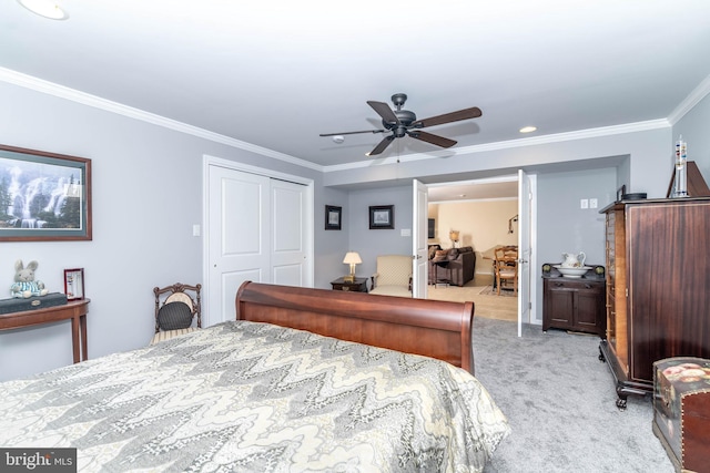 bedroom featuring carpet floors, a closet, crown molding, and a ceiling fan