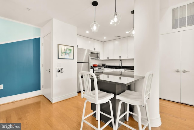 dining area featuring recessed lighting, baseboards, visible vents, and light wood-type flooring