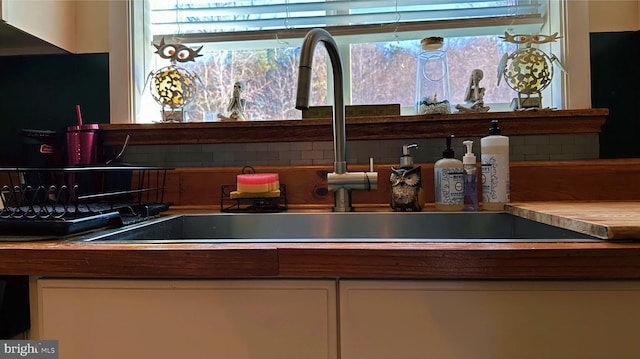 room details featuring tasteful backsplash and a sink