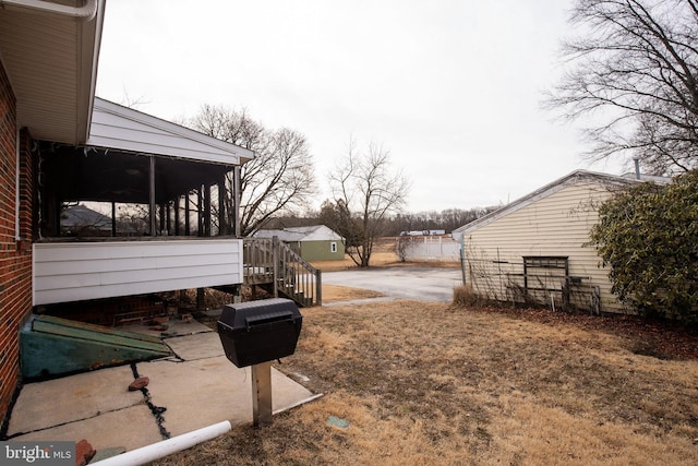 view of yard featuring a patio area