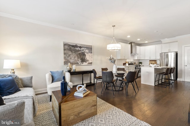 dining space featuring recessed lighting, a notable chandelier, dark wood-style flooring, baseboards, and crown molding