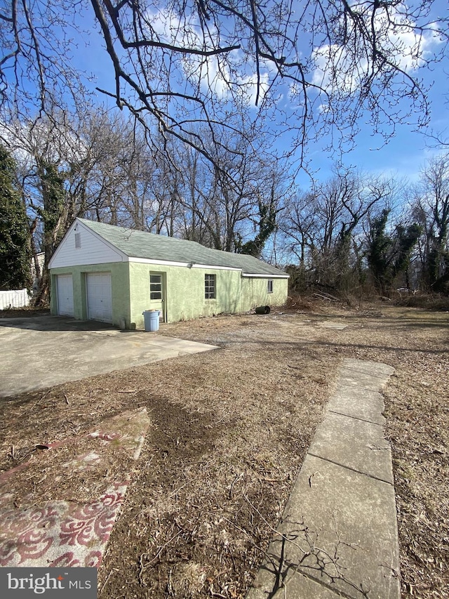 view of front of property featuring aphalt driveway and stucco siding