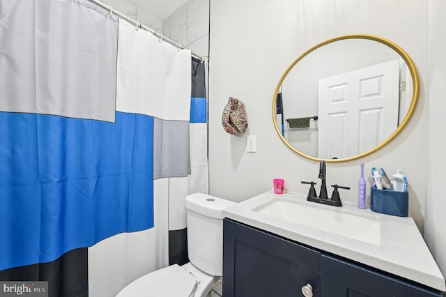 full bath featuring a shower with shower curtain, toilet, and vanity