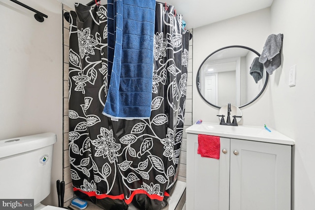 full bath with toilet, vanity, and a shower with shower curtain