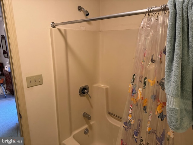 full bath with shower / tub combo with curtain