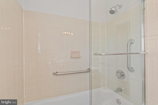 bathroom with enclosed tub / shower combo