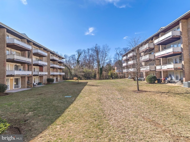 view of property's community featuring a yard