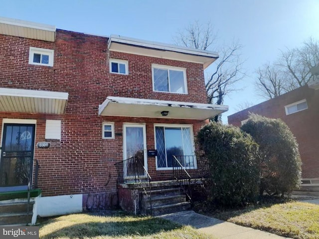 view of front facade featuring brick siding