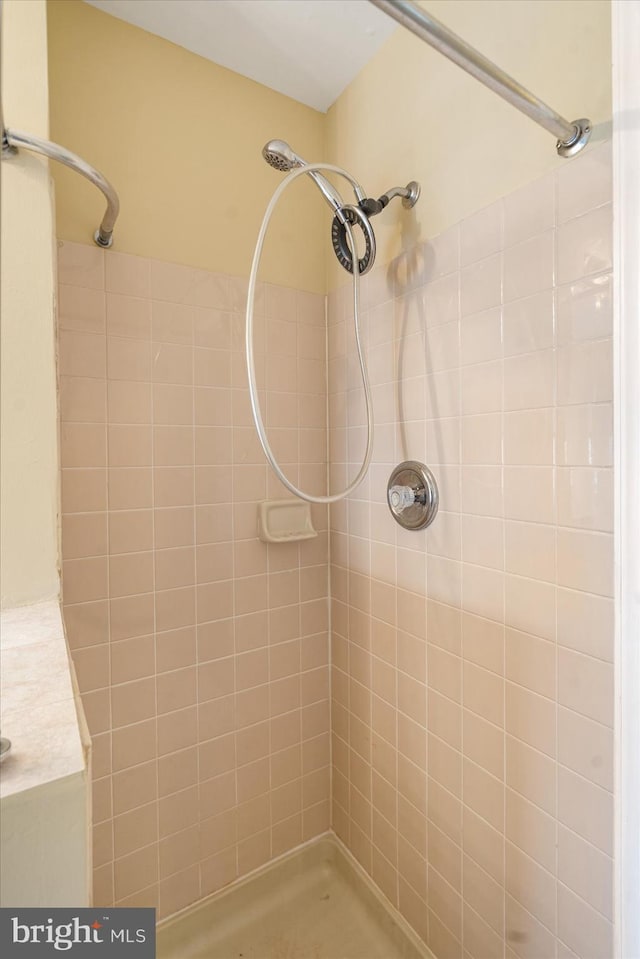 bathroom featuring a tile shower