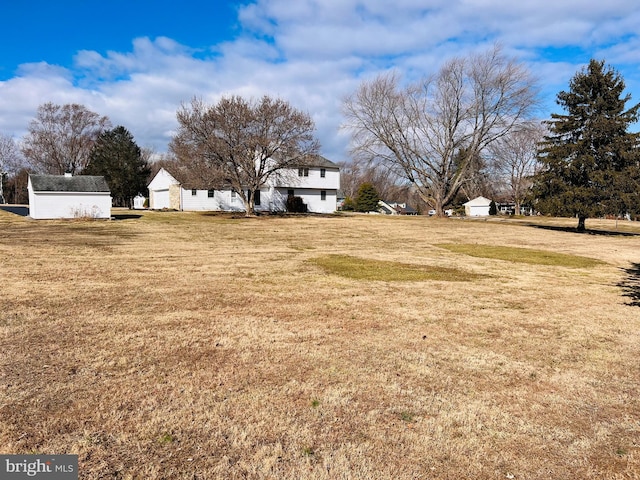 view of yard featuring an outdoor structure