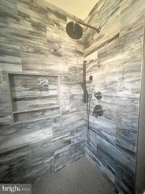 full bathroom featuring a tile shower