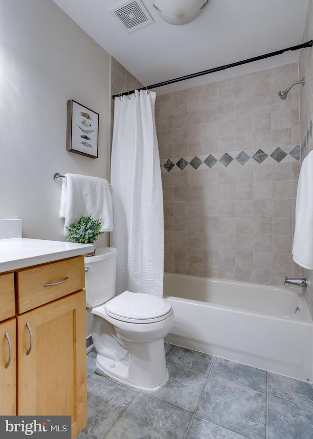 bathroom with toilet, vanity, visible vents, and shower / tub combo with curtain