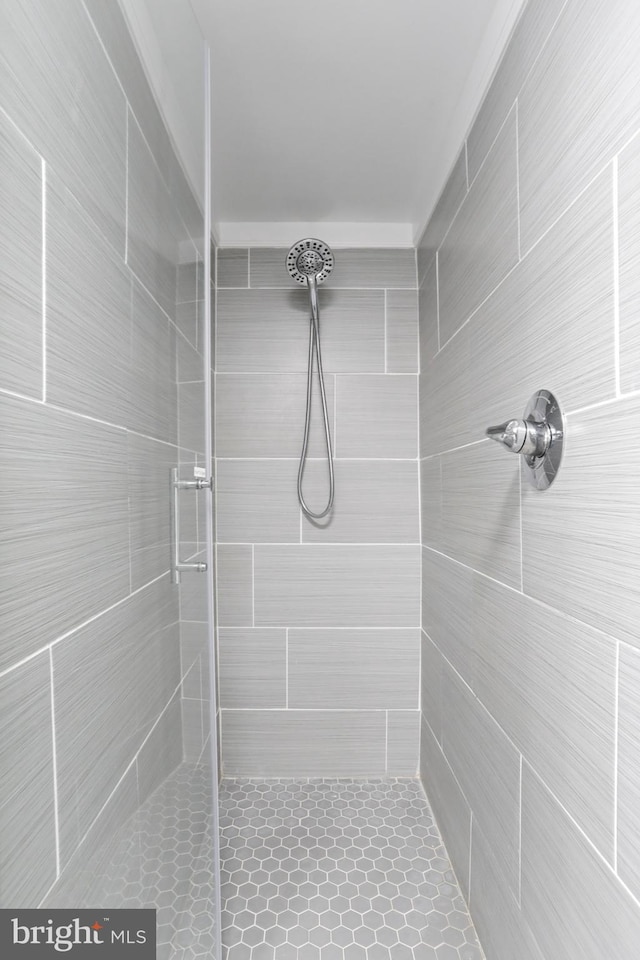 full bathroom featuring tiled shower