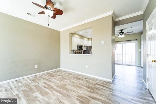 empty room featuring light wood finished floors, baseboards, visible vents, ceiling fan, and ornamental molding