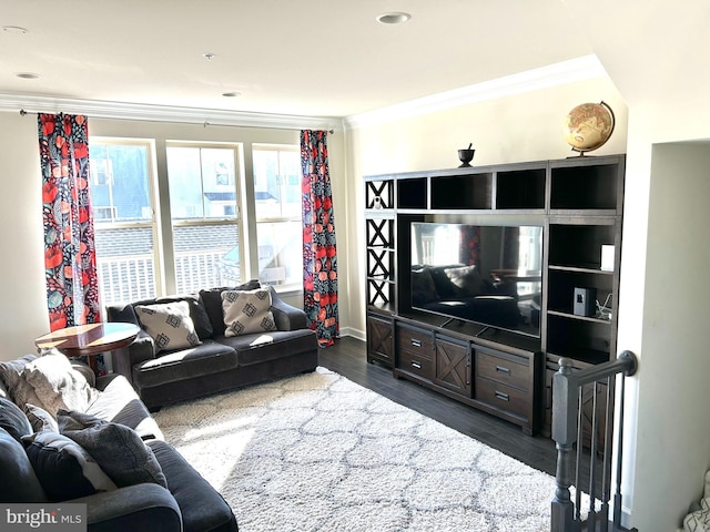 living area with dark wood-type flooring, recessed lighting, and crown molding