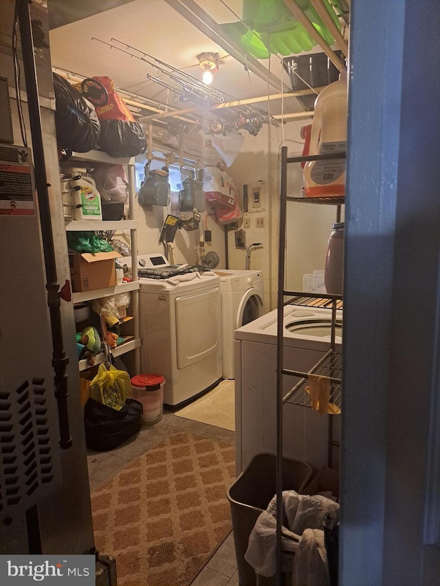 washroom with laundry area and washer and clothes dryer