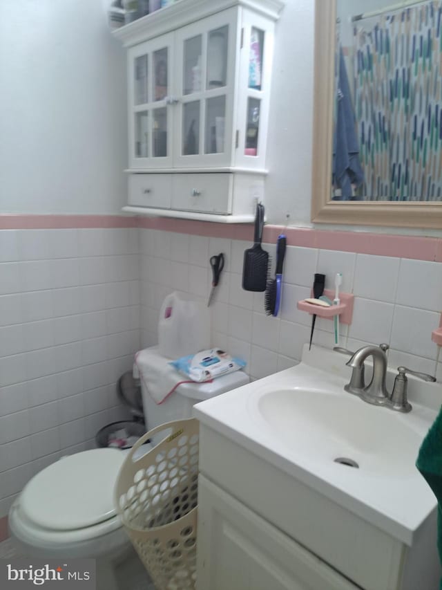 bathroom with vanity, a shower with shower curtain, and toilet