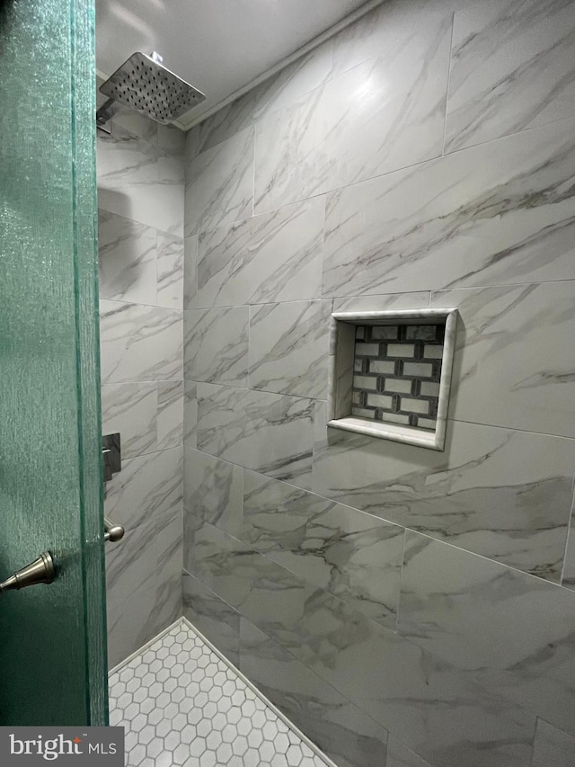 bathroom featuring a tile shower