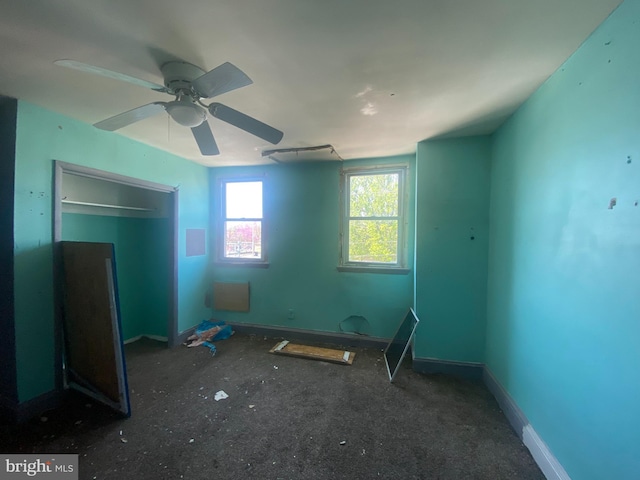 unfurnished bedroom featuring a ceiling fan and baseboards