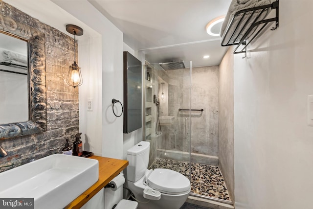 full bathroom featuring toilet, a shower stall, and vanity