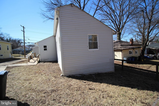 view of side of property featuring a lawn