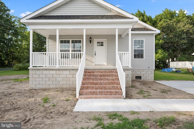 view of front facade featuring crawl space and a porch