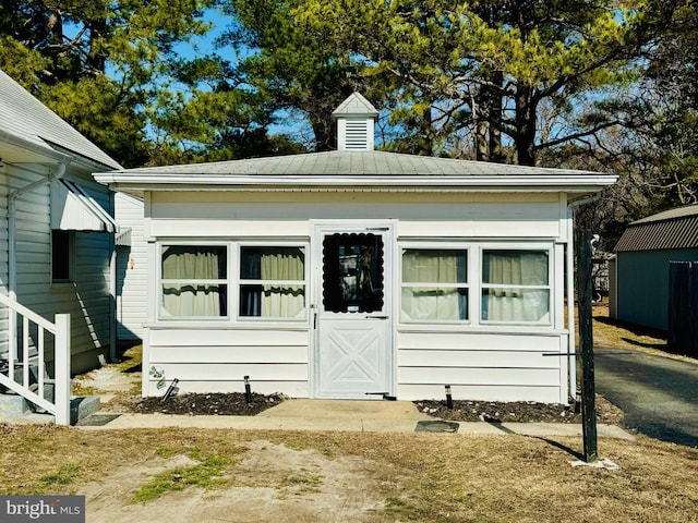 view of front of property with an outdoor structure