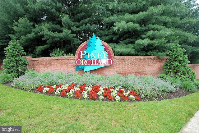 community / neighborhood sign with a yard