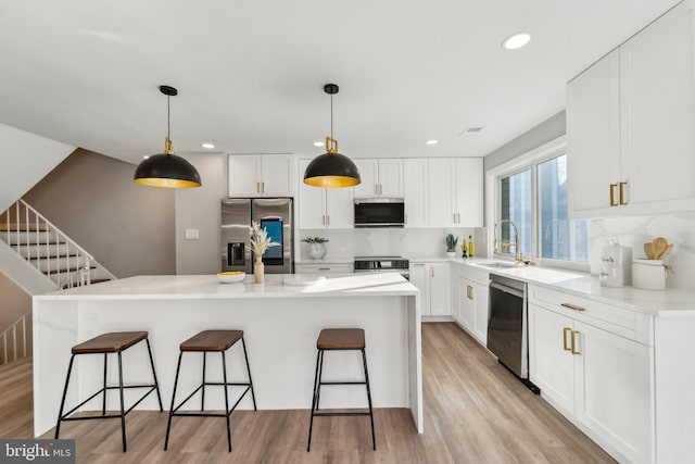 kitchen with tasteful backsplash, stainless steel appliances, a sink, and a kitchen breakfast bar