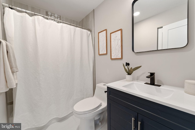 full bath featuring a shower with curtain, vanity, and toilet