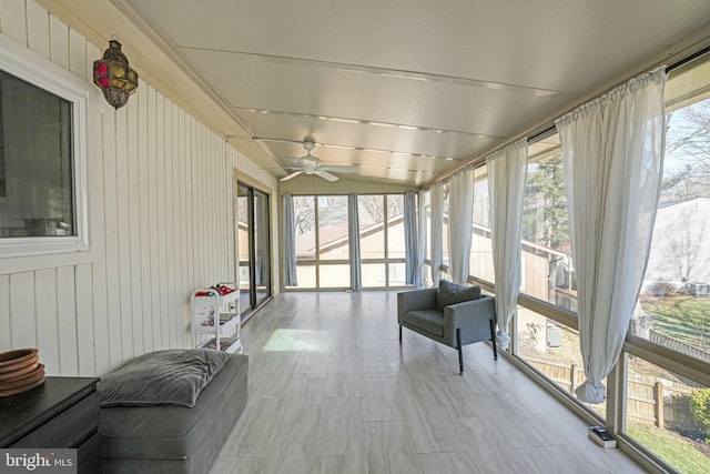 sunroom with ceiling fan