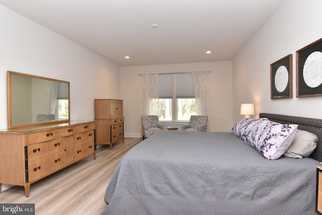 bedroom featuring light wood-style floors, recessed lighting, and baseboards