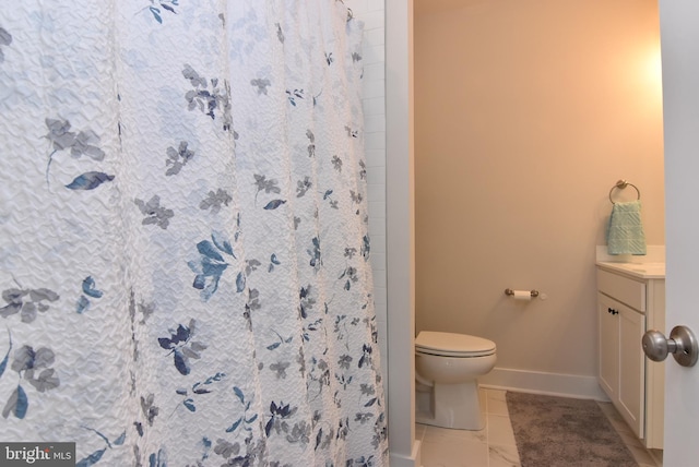 full bath with a shower with shower curtain, vanity, toilet, and baseboards