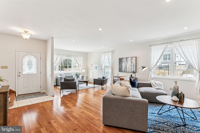 living room featuring light wood-style floors, baseboards, and recessed lighting