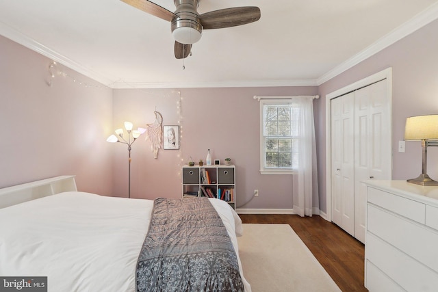 bedroom featuring ceiling fan, baseboards, ornamental molding, wood finished floors, and a closet