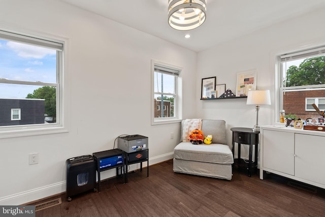 living area featuring dark wood-style floors, baseboards, visible vents, and recessed lighting