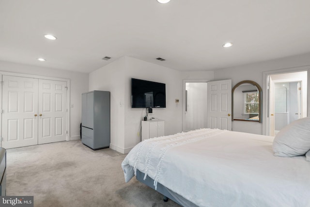 bedroom featuring light carpet, baseboards, visible vents, a closet, and recessed lighting