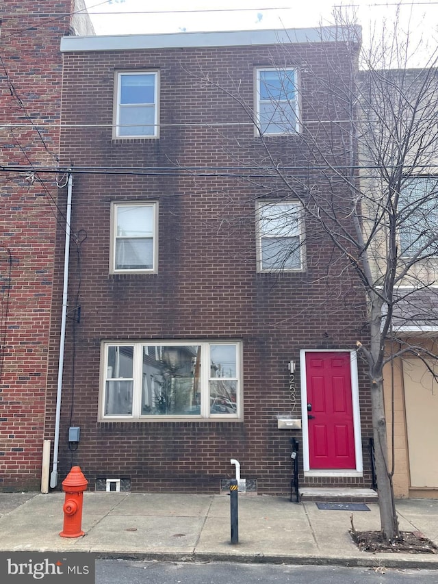 view of front facade featuring brick siding