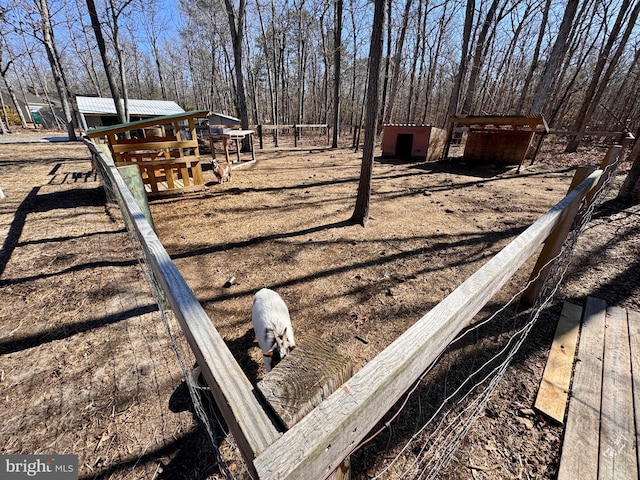 view of yard featuring an outbuilding