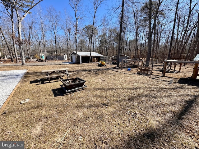 view of yard featuring an outbuilding