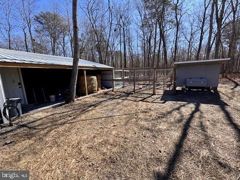 exterior space featuring driveway and an outdoor structure