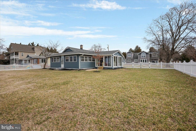 view of front of property featuring a front yard and a fenced backyard