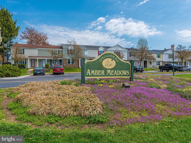 community sign featuring a residential view