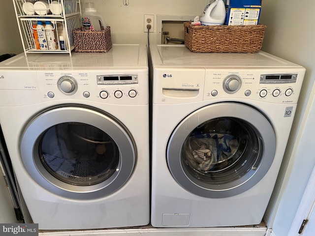 washroom with laundry area and washing machine and dryer