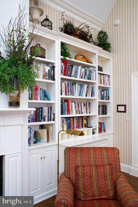 living area featuring wallpapered walls and wood finished floors