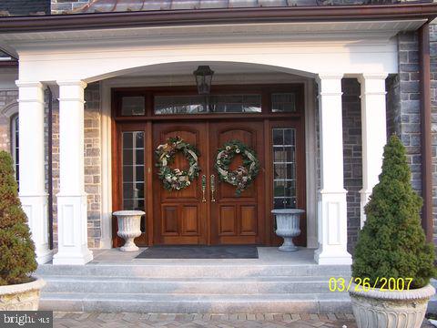 property entrance featuring stone siding