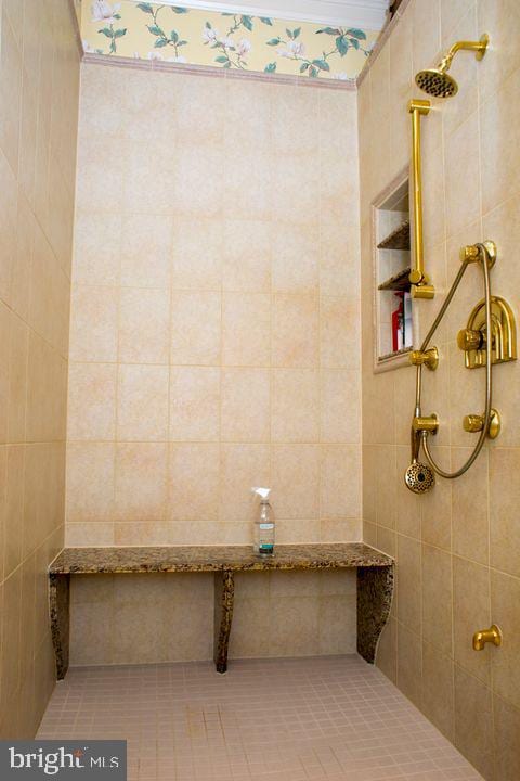 full bathroom featuring a tile shower