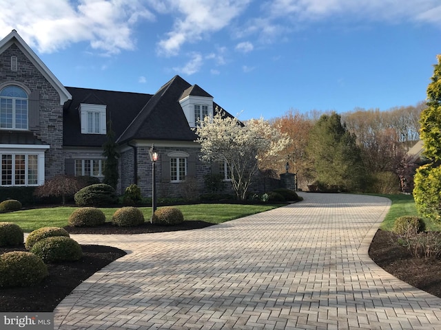 view of front of house featuring a front lawn